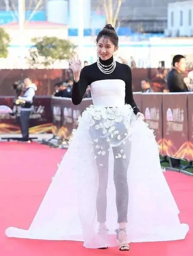 小骨架女明星_女明星红毯造型_杨紫红毯造型失败